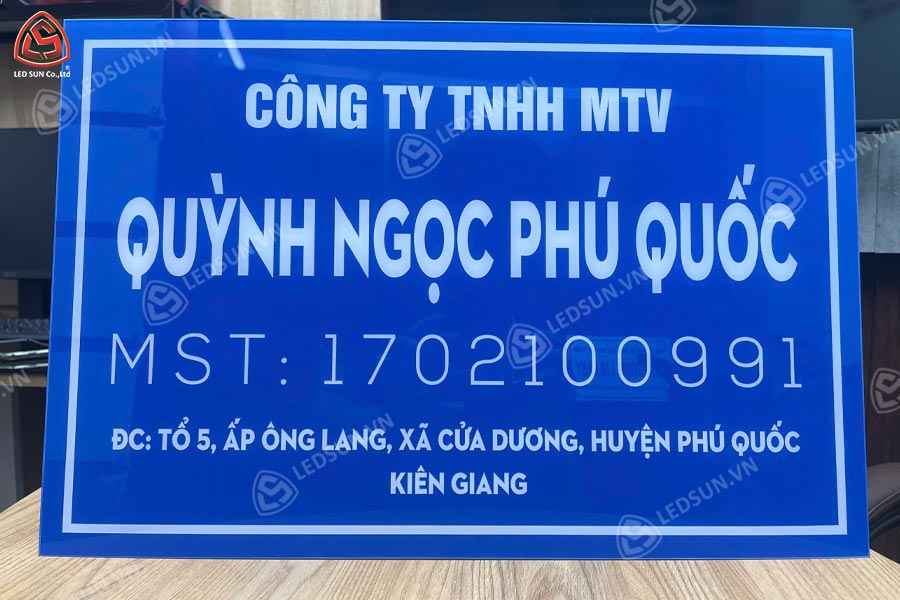 bảng tên công ty mica