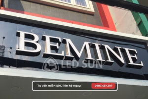 Bảng hiệu mica Quận Tân Bình thiết kế sang trọng tại showroom thời trang