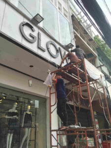 Đội ngũ Led Sun thi công làm bảng hiệu Quận 11