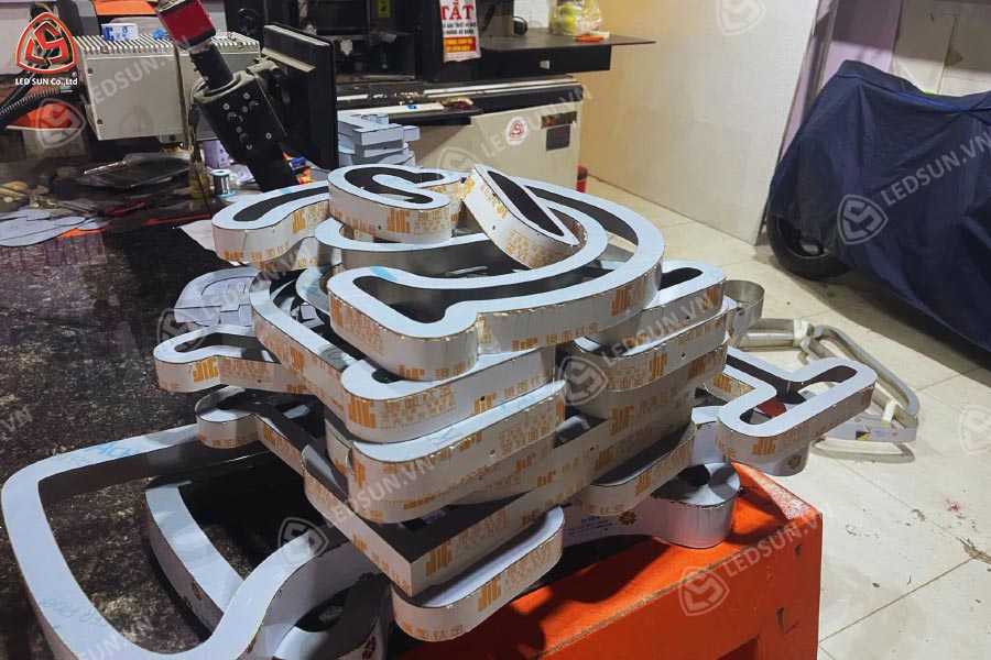 gia công chữ inox quận 3