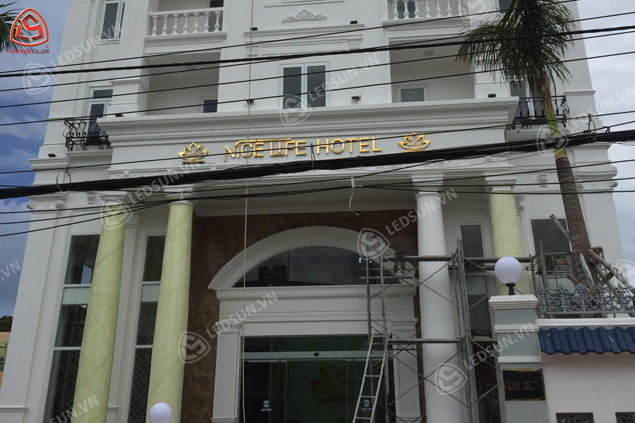 bảng hiệu khách sạn