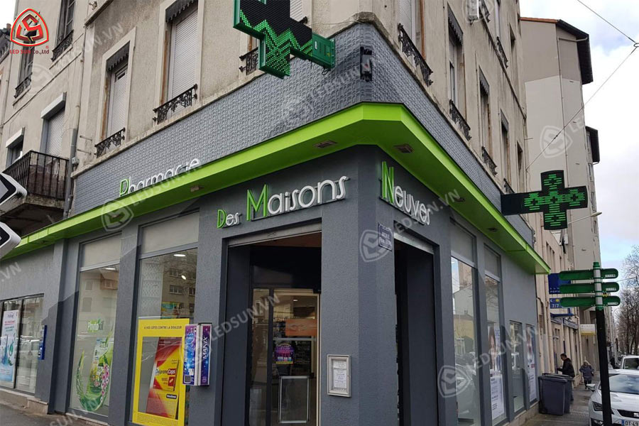 Bảng hiệu nhà thuốc Maisons