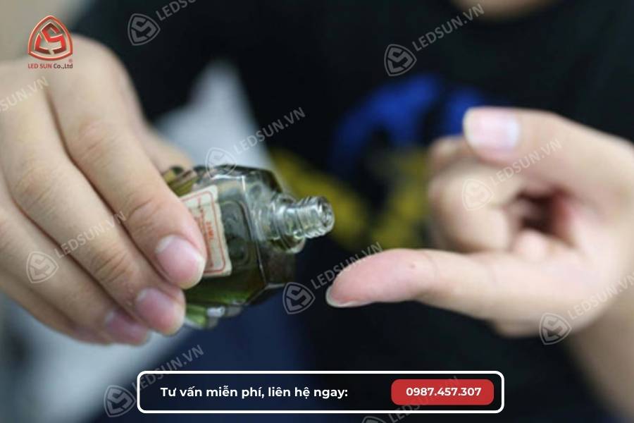 Sử dụng dầu gió để tẩy keo 502 dính vào móng tay