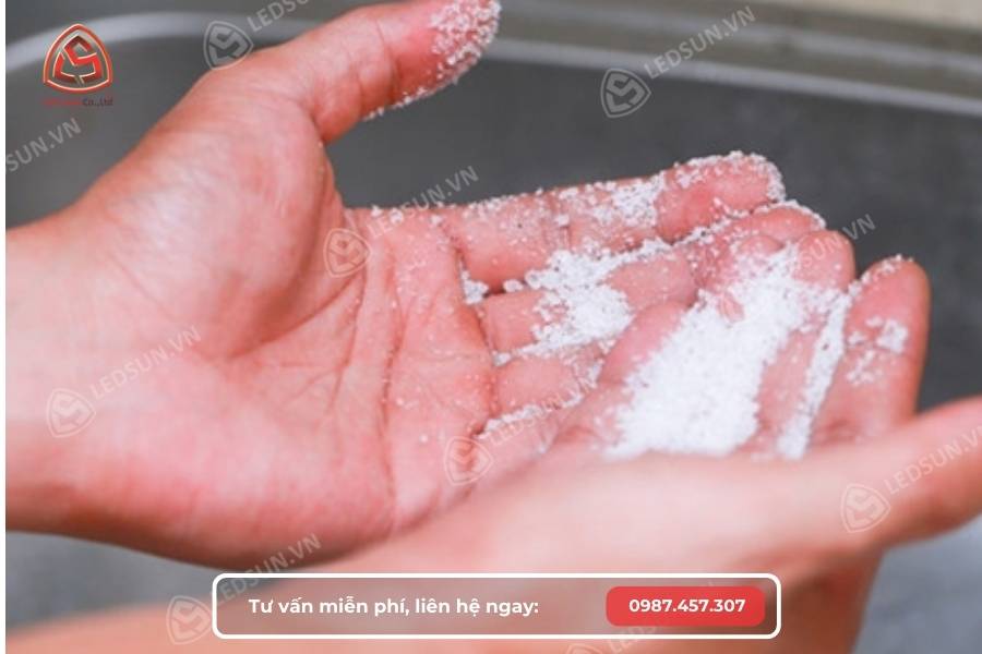 Sử dụng muối để tẩy sạch keo 502 dính vào tay