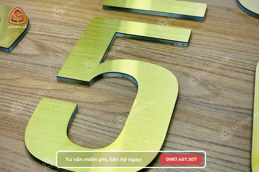 Chữ inox chân mica trong