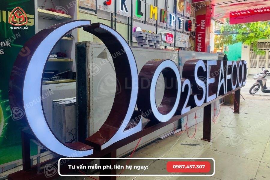 Chữ inox sơn lộng mặt mica sáng đèn