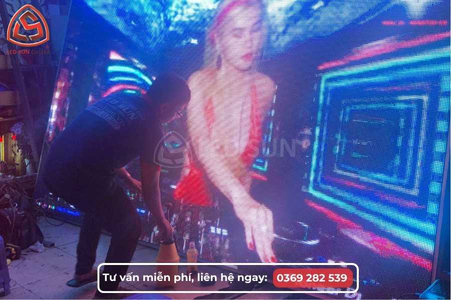 màn hình led lắp bên trong quán bar Phan Thiết